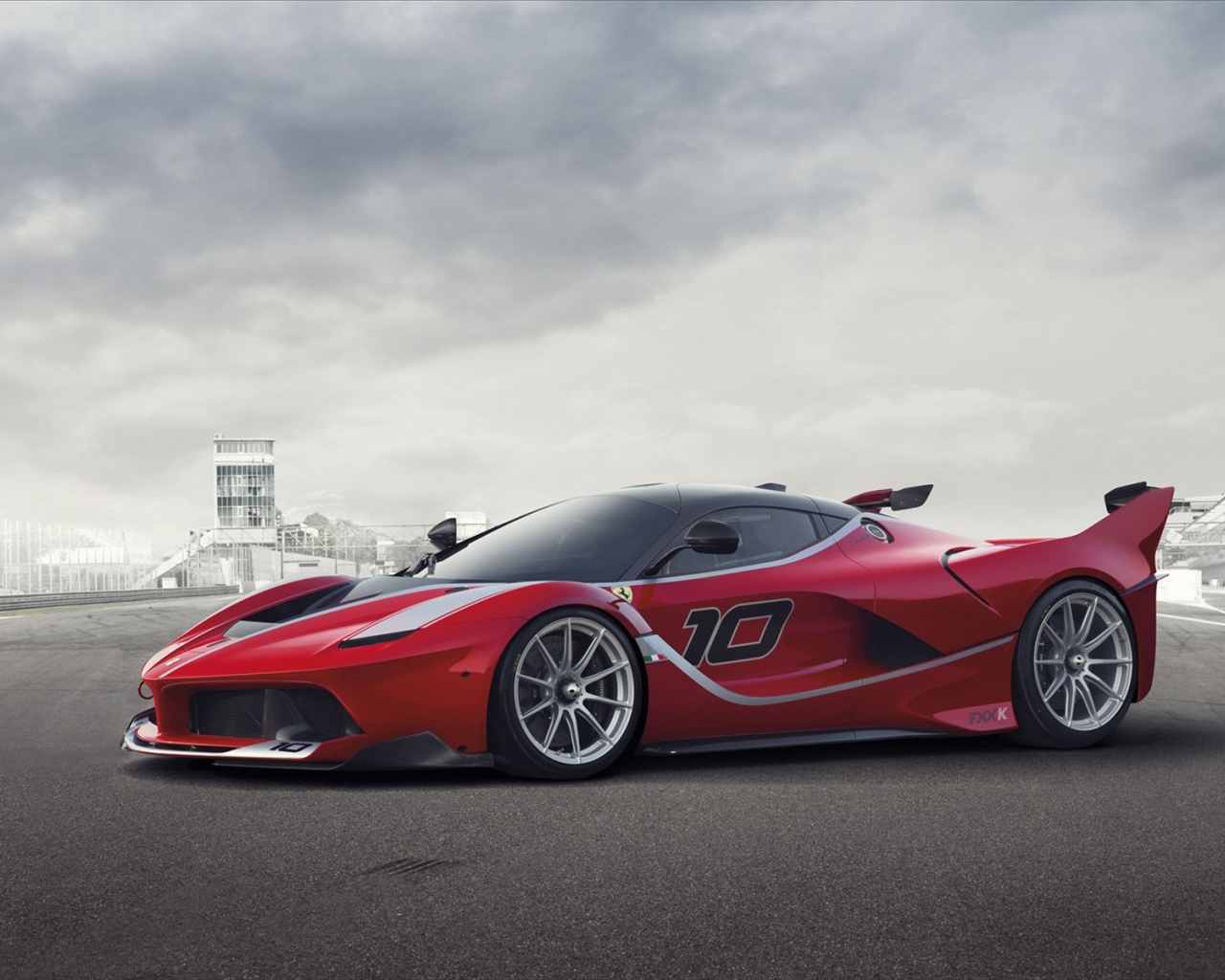 Красный автомобиль Ferrari FXX K