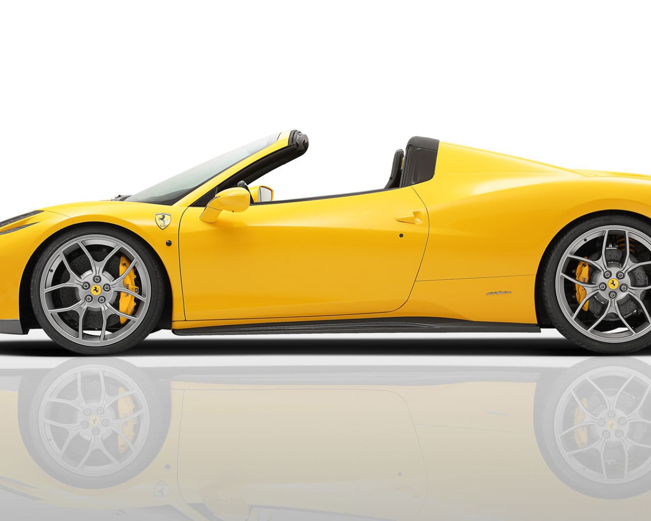 Вид сбоку на желтый Ferrari 458