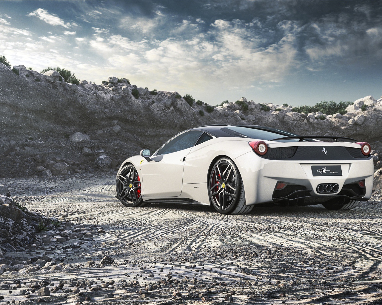 Белый Ferrari 458 Italia в карьере