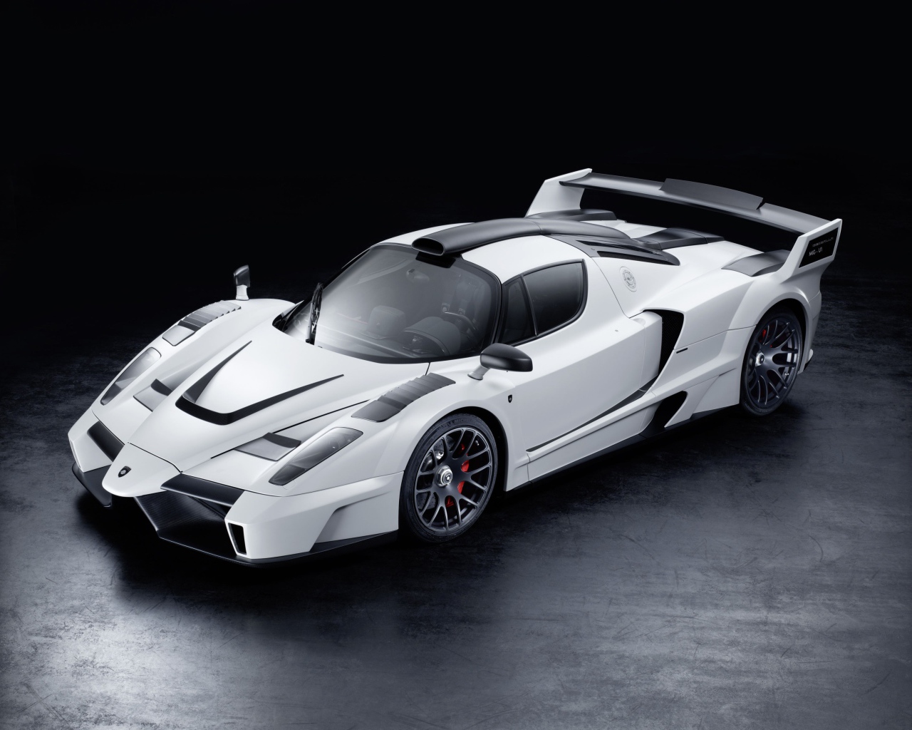 Белый Ferrari Enzo на черном фоне