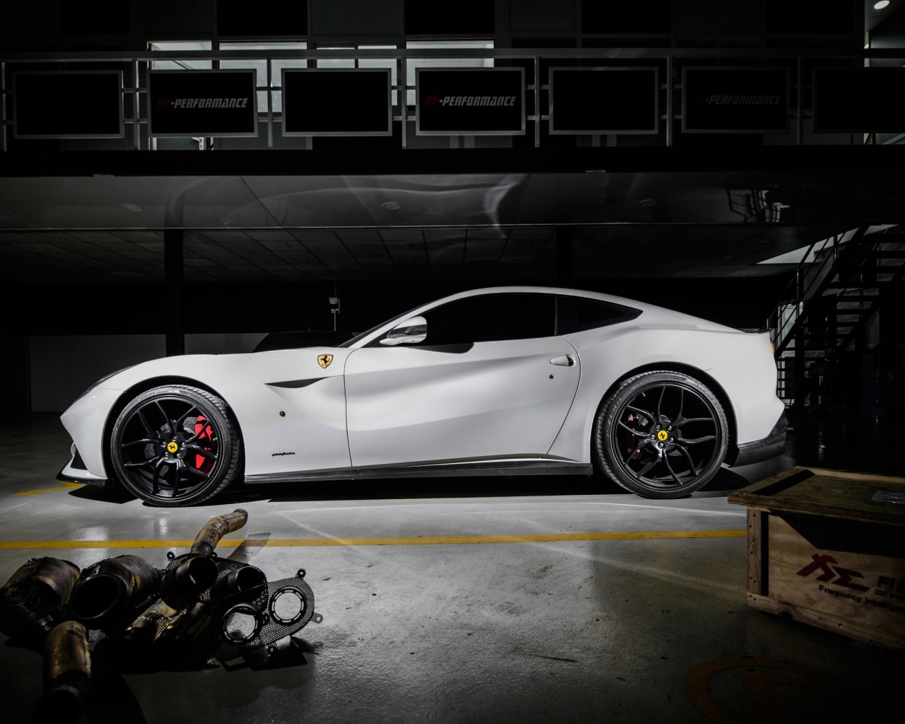 Белый Феррари в гараже