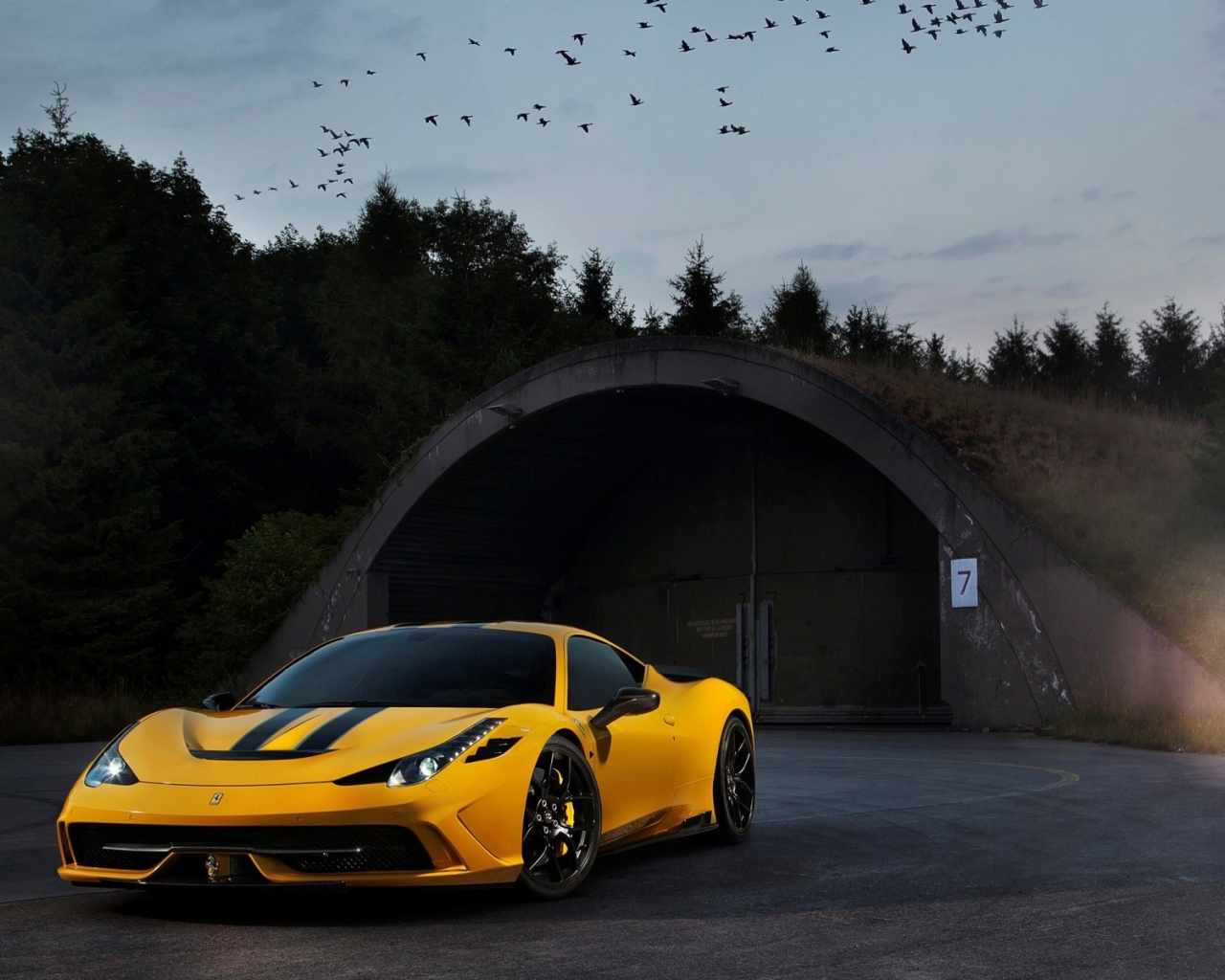 Желтый Ferrari 458 Speciale у входа в ангар