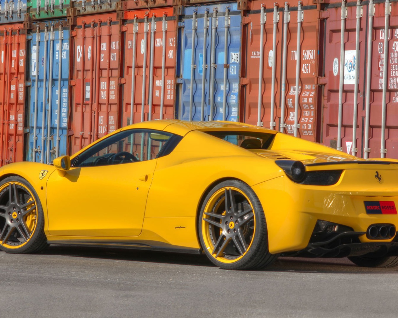 Желтый Ferrari 458 на фоне контейнеров
