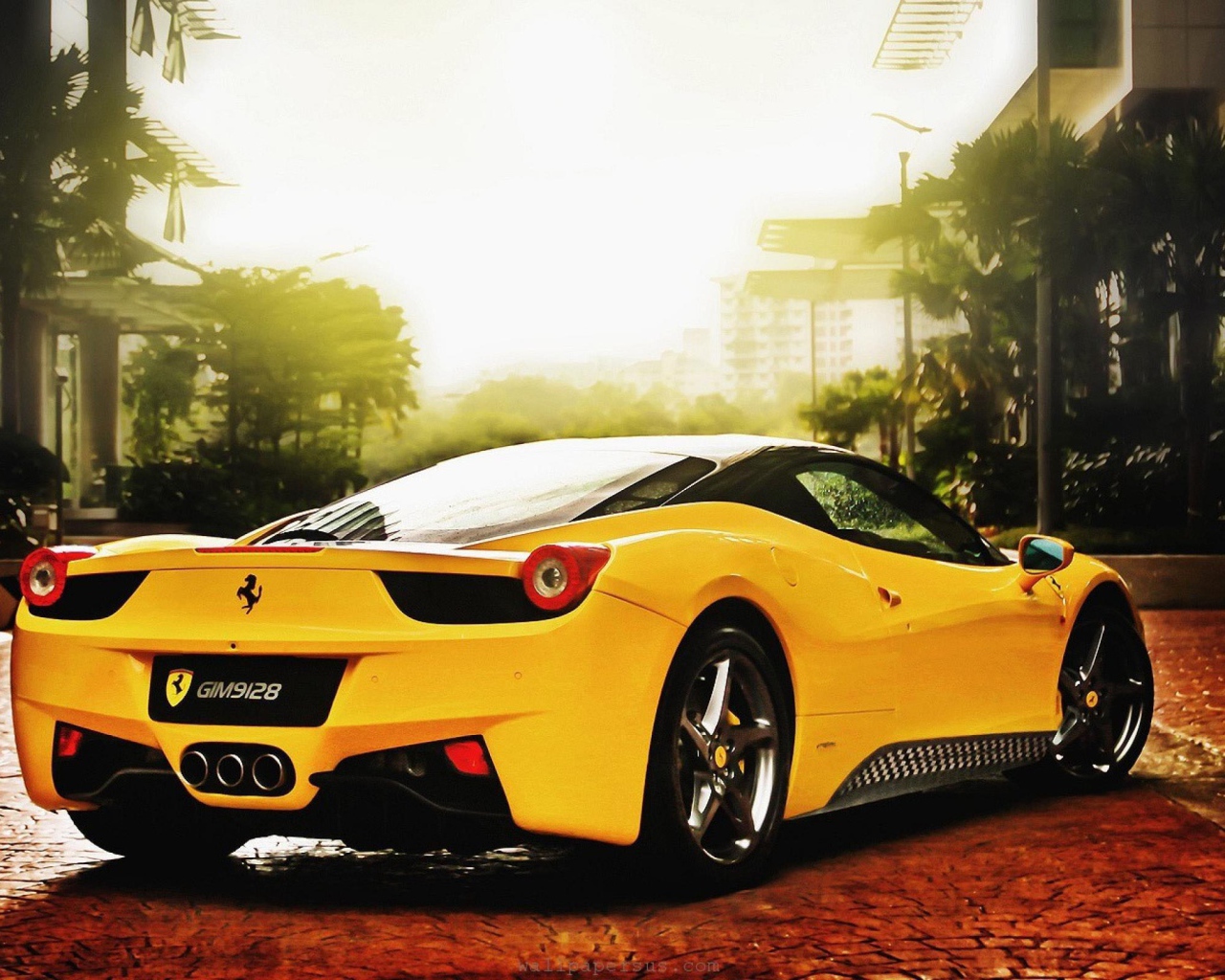 Желтый Ferrari 458 на брусчатке улицы