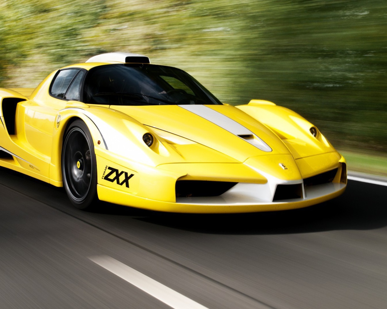 Желтый Ferrari Enzo мчится по шоссе