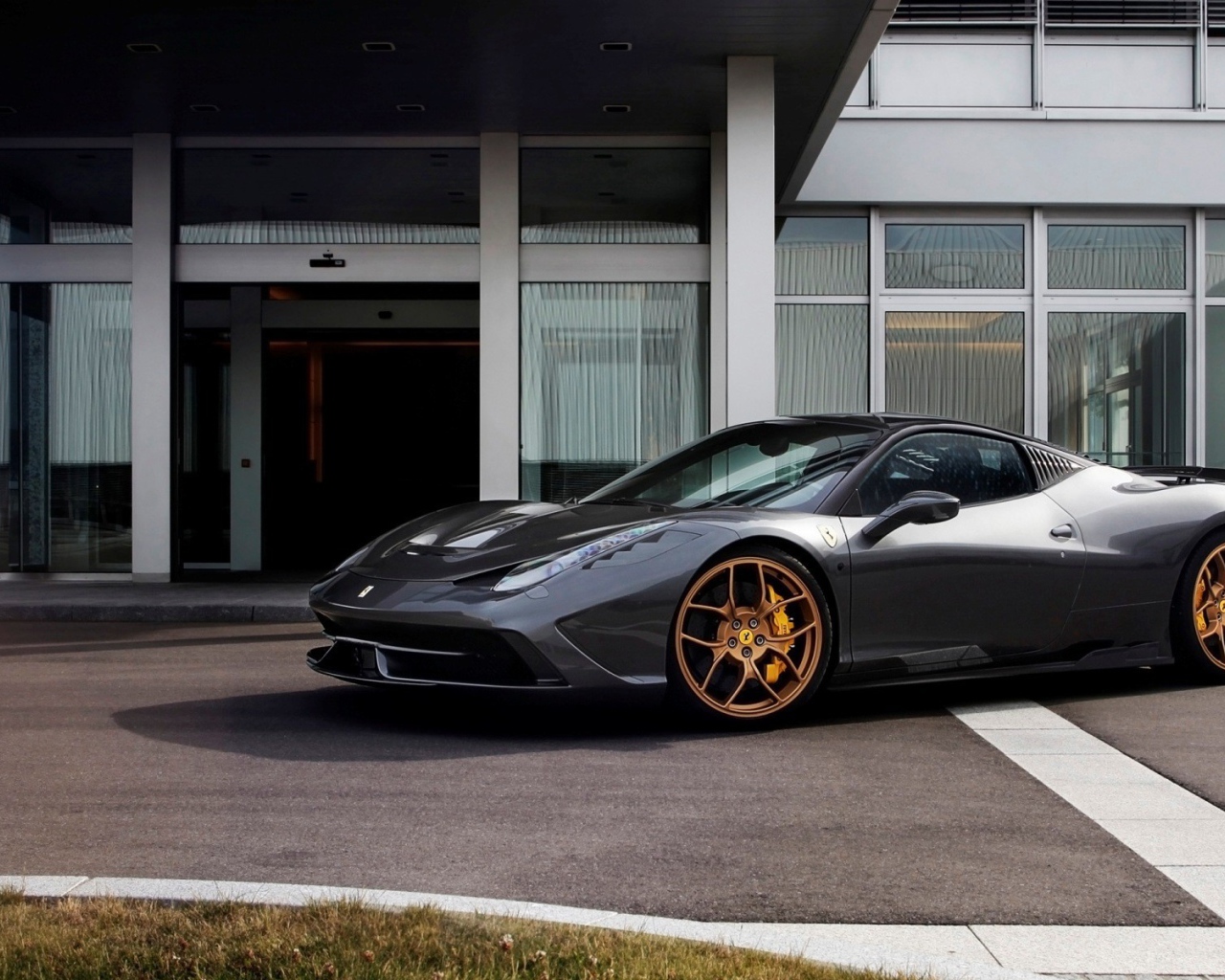 Черный Ferrari 458 Speciale у входа