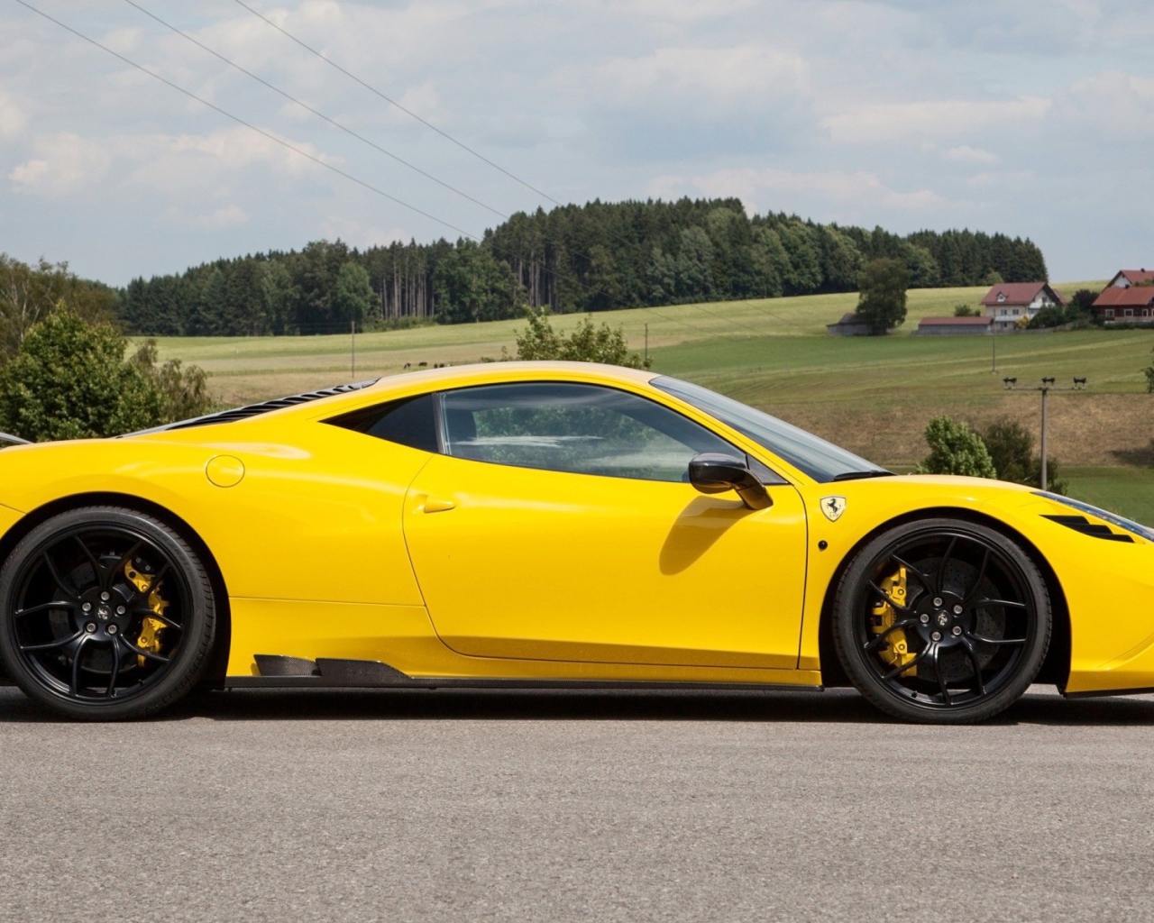 Автомобиль Ferrari 458 Speciale на фоне полей