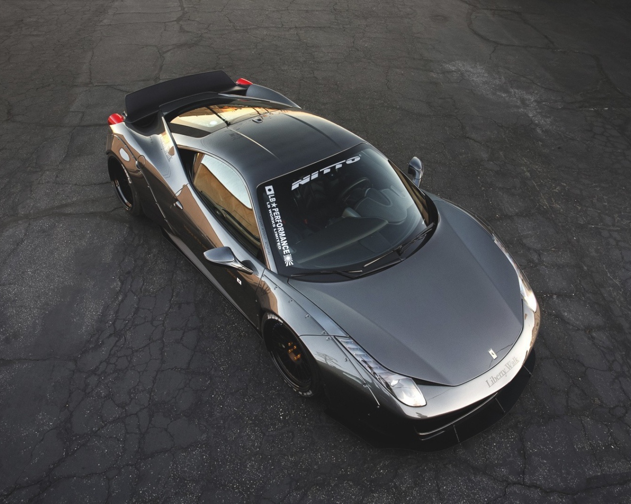 Гоночный Феррари на черном асфальте