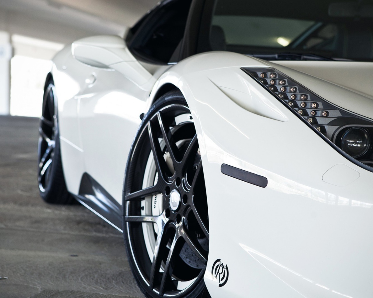 Перед белого Феррари