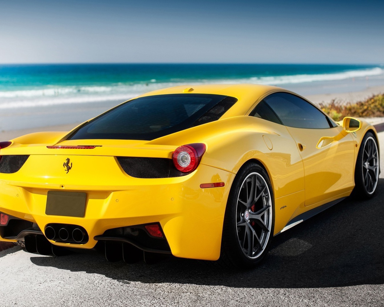Желтый Феррари 458 припаркован у моря