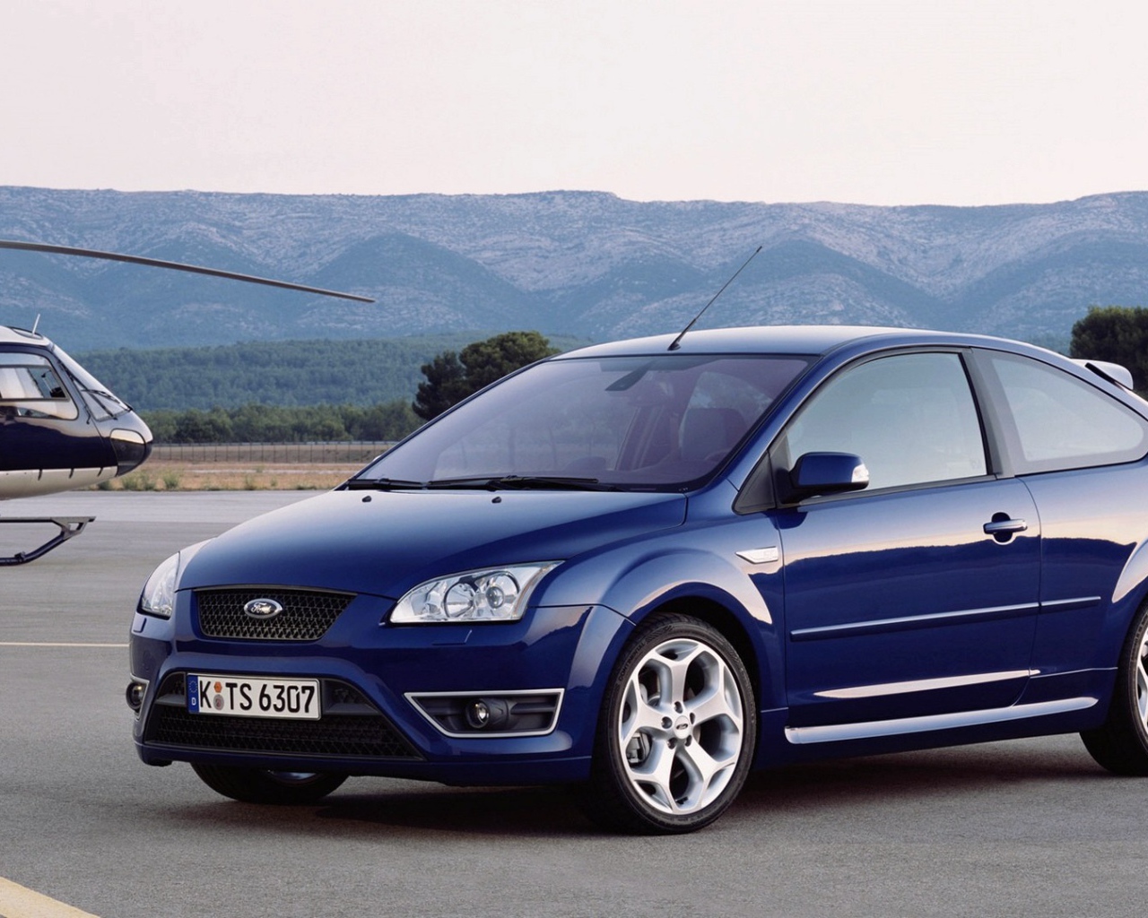 Голубой Форд на вертолетной площадке