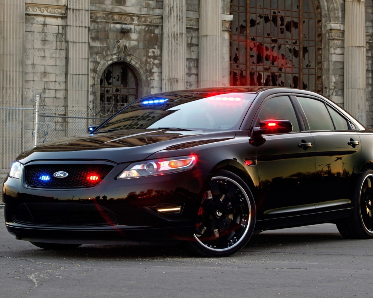 Полицейский автомобиль Форд
