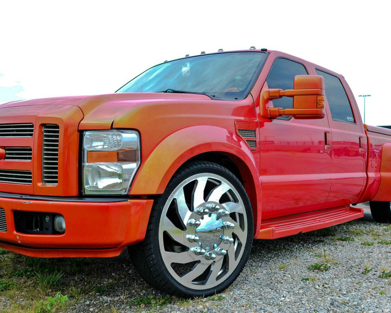 Мощный красный Ford F-350