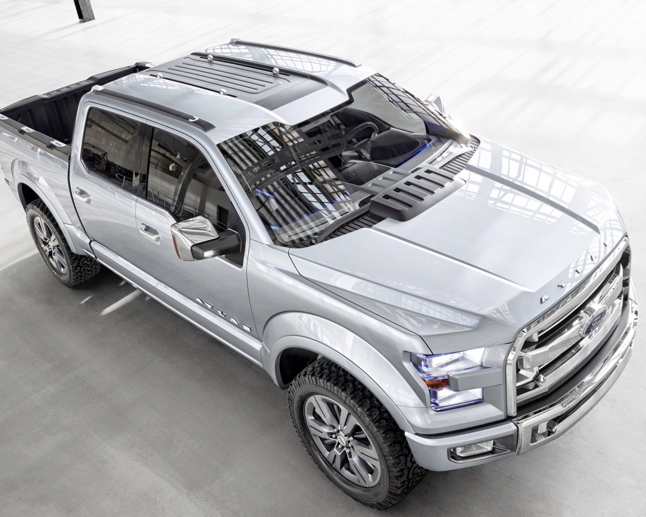 Мощный серебристый Форд пикап