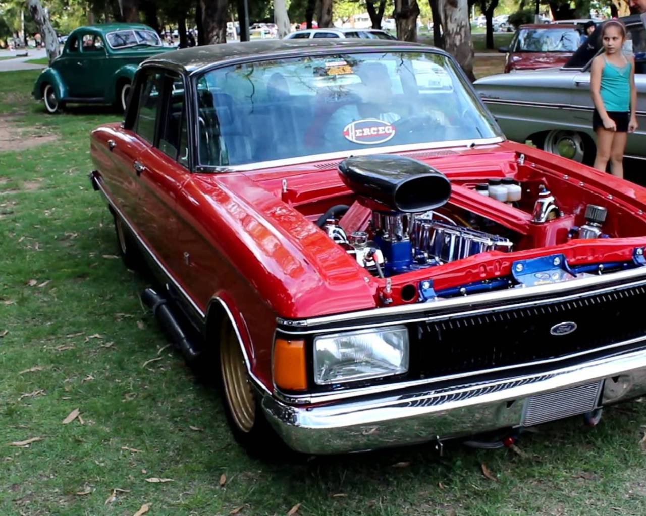 Красный Ford Falcon без капота