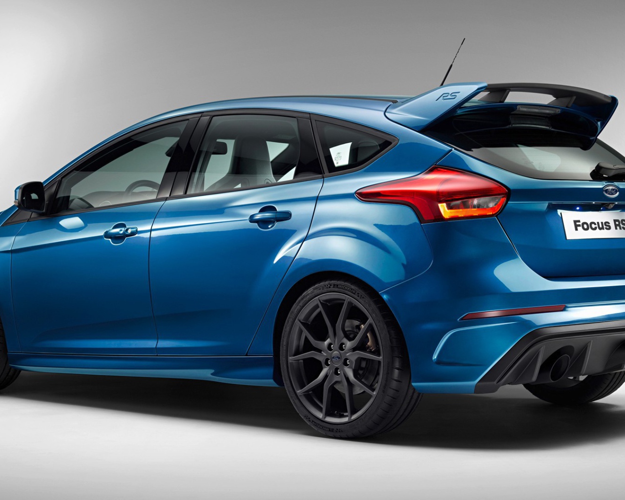 Голубой Ford Focus RS на сером фоне