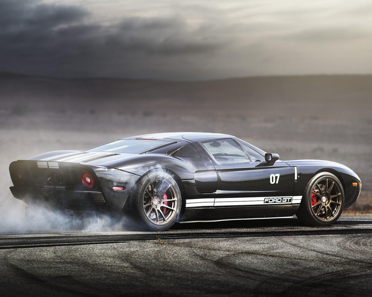 Черный Ford GT в пустыне