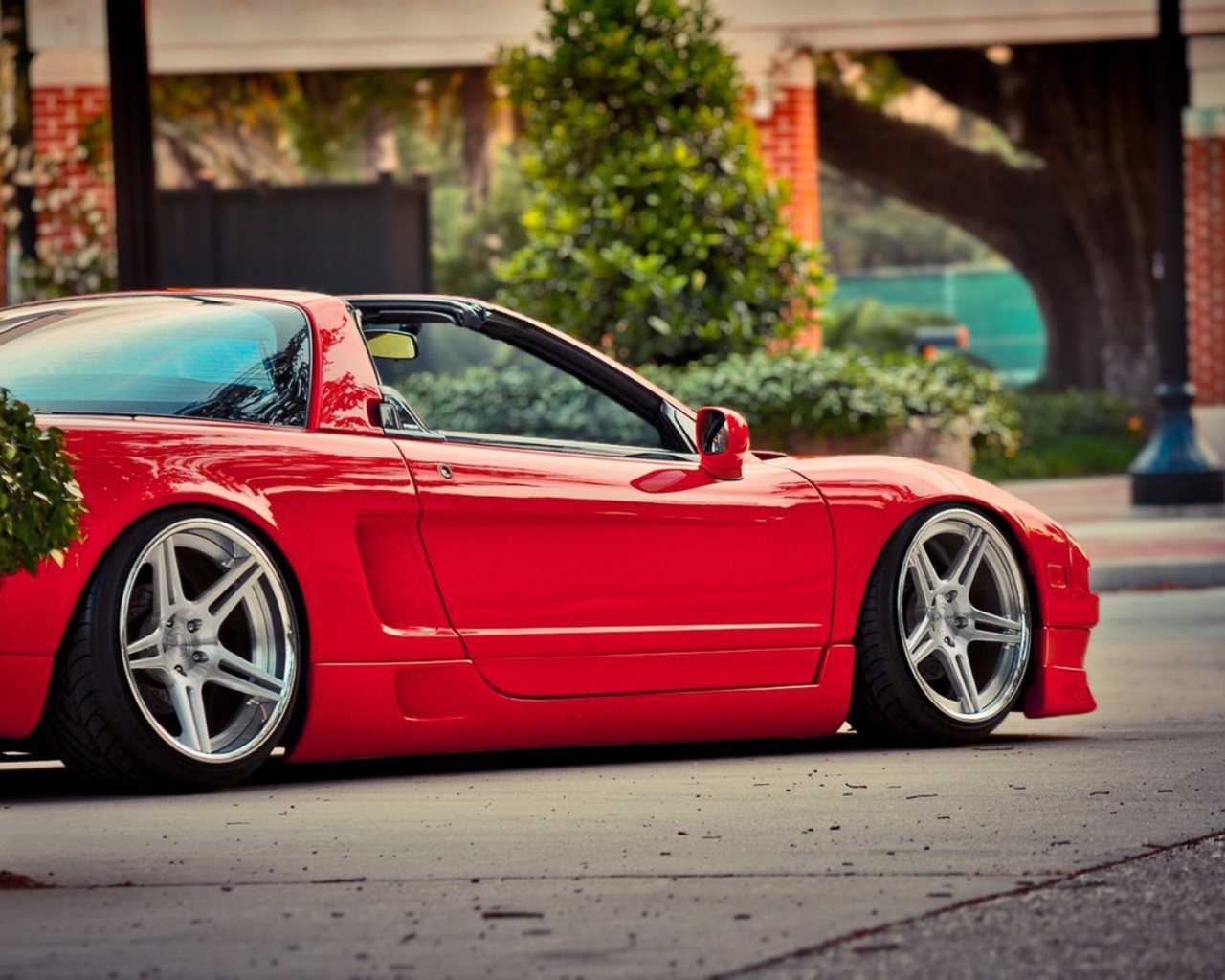 Красная Honda NSX