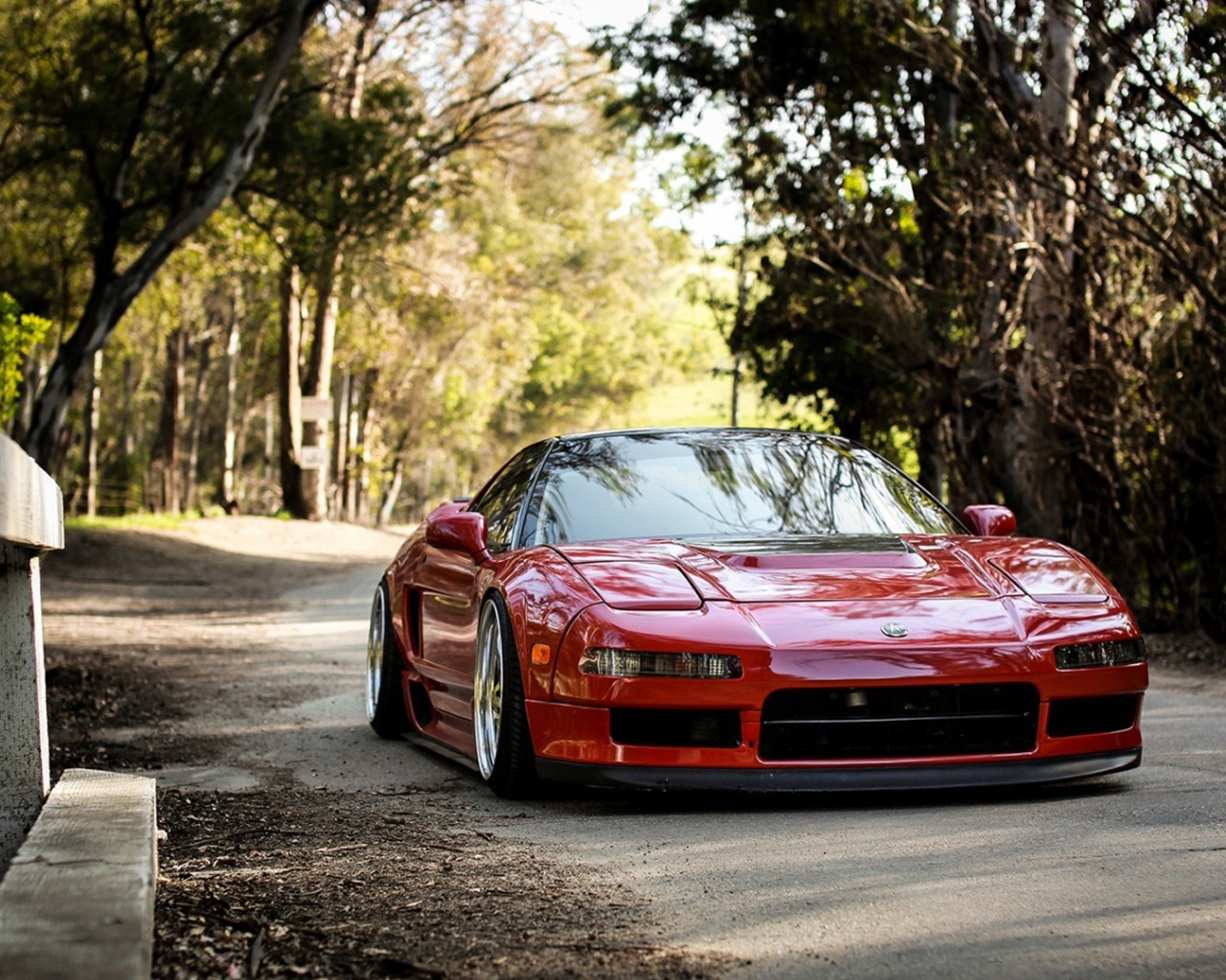 Блестящая красная Хонда Acura NSX