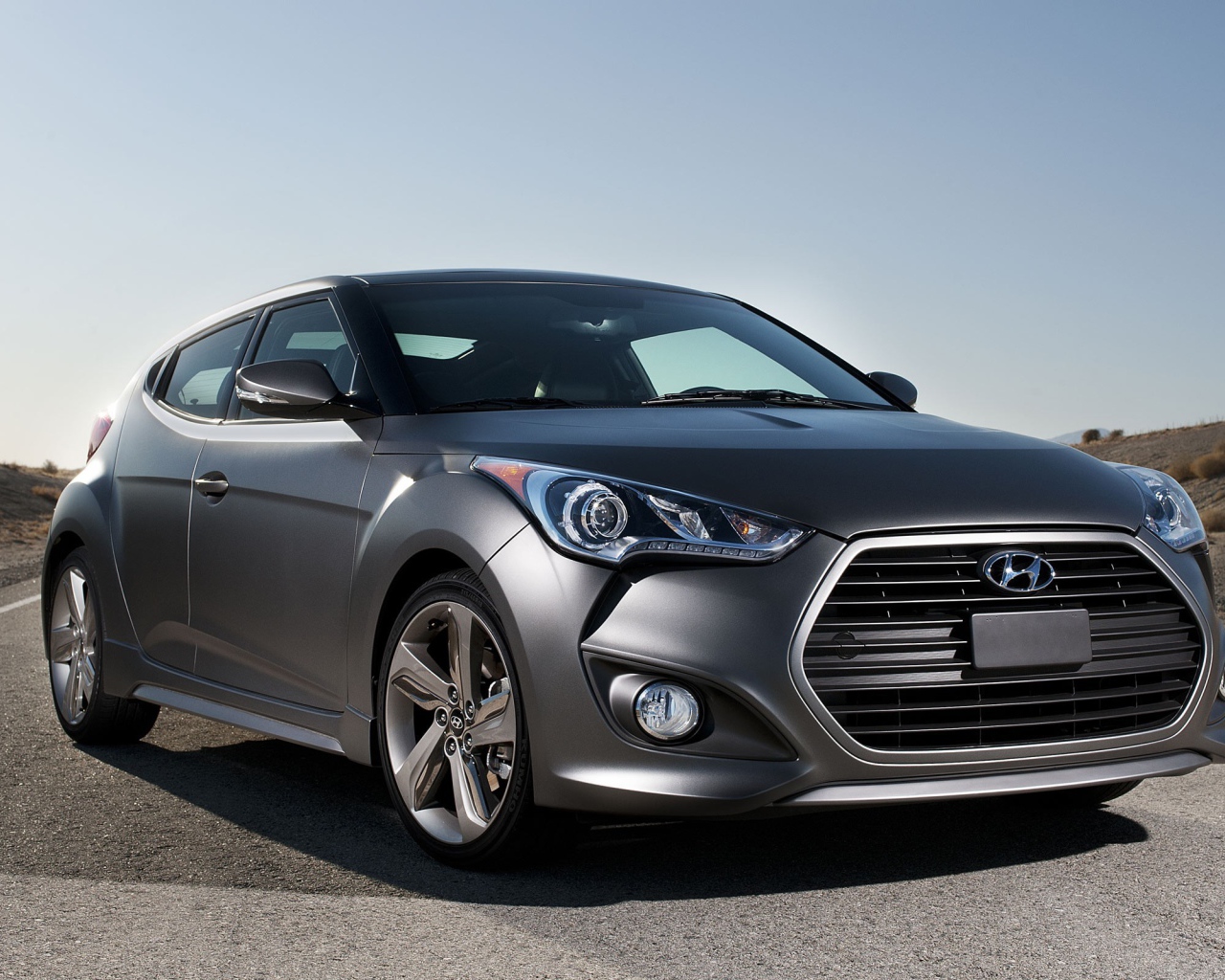 Автомобиль Hyundai Veloster на шоссе
