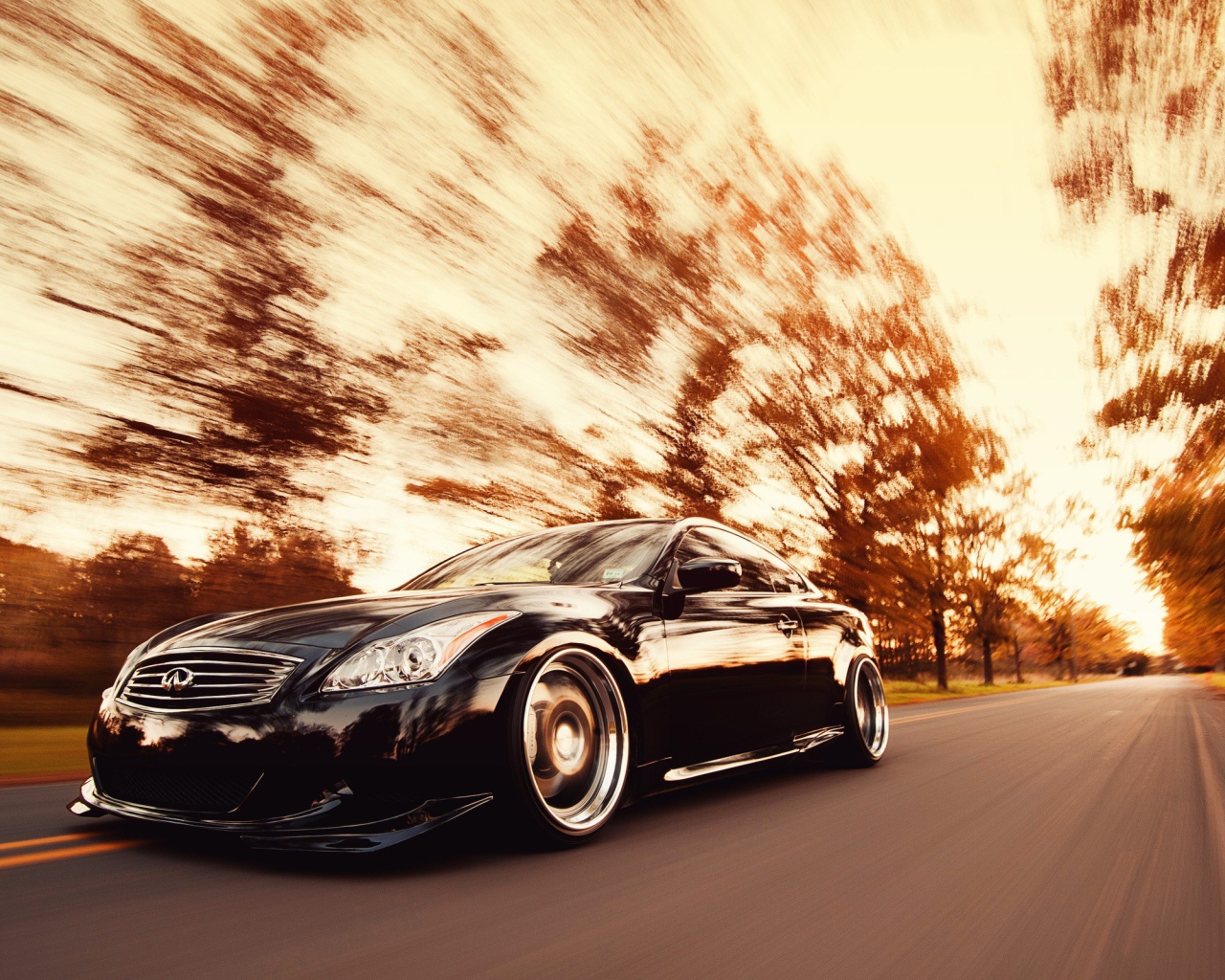 Быстрый Infiniti на дороге