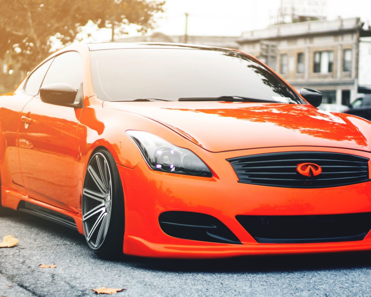 Красный автомобиль Infiniti G37S