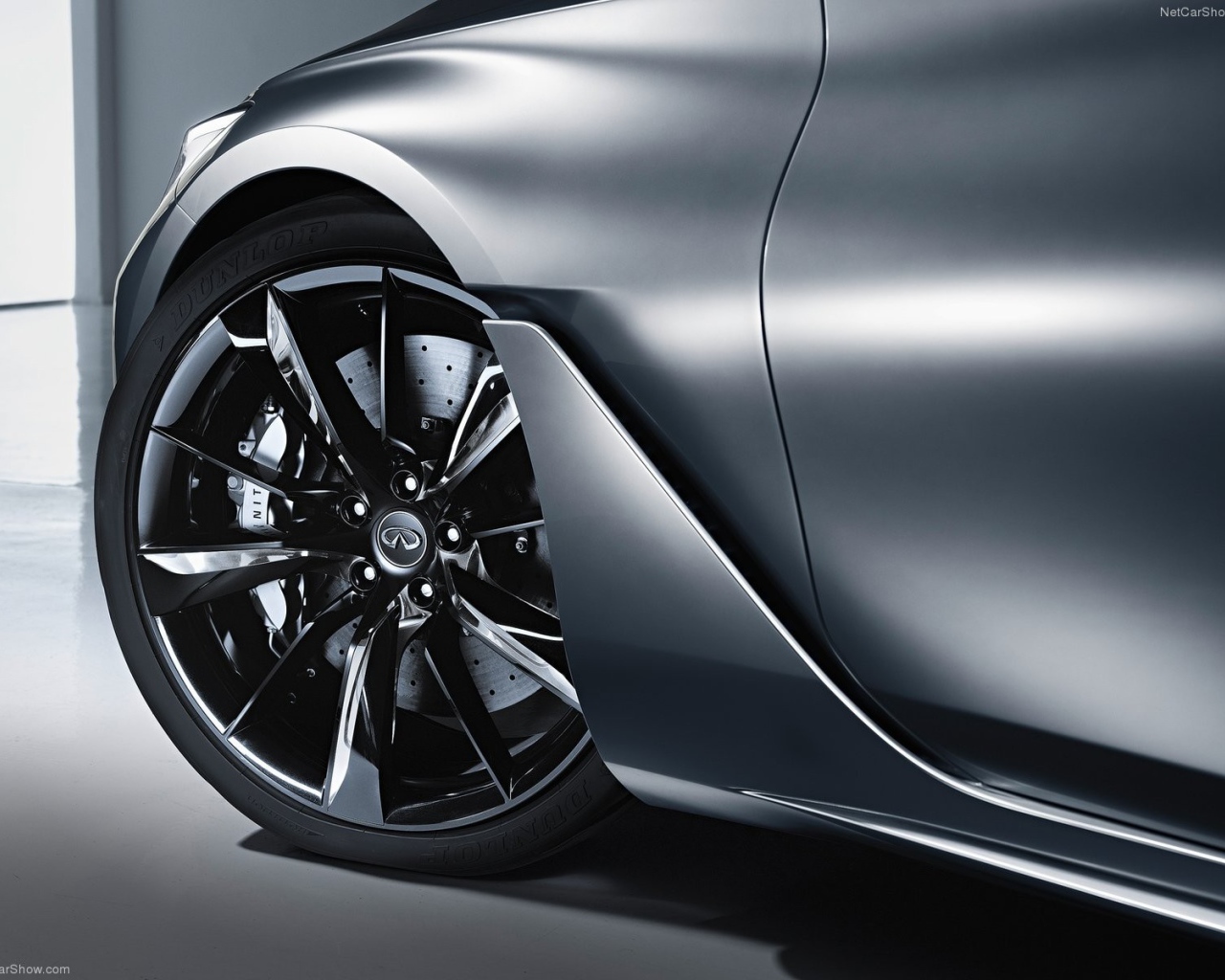 Переднее колесо автомобиля Infiniti