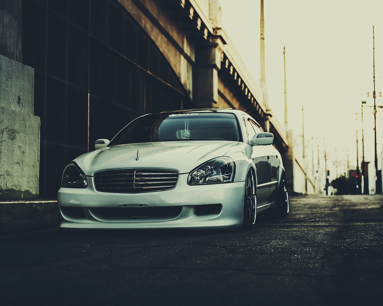 Белый Infiniti у эстакады