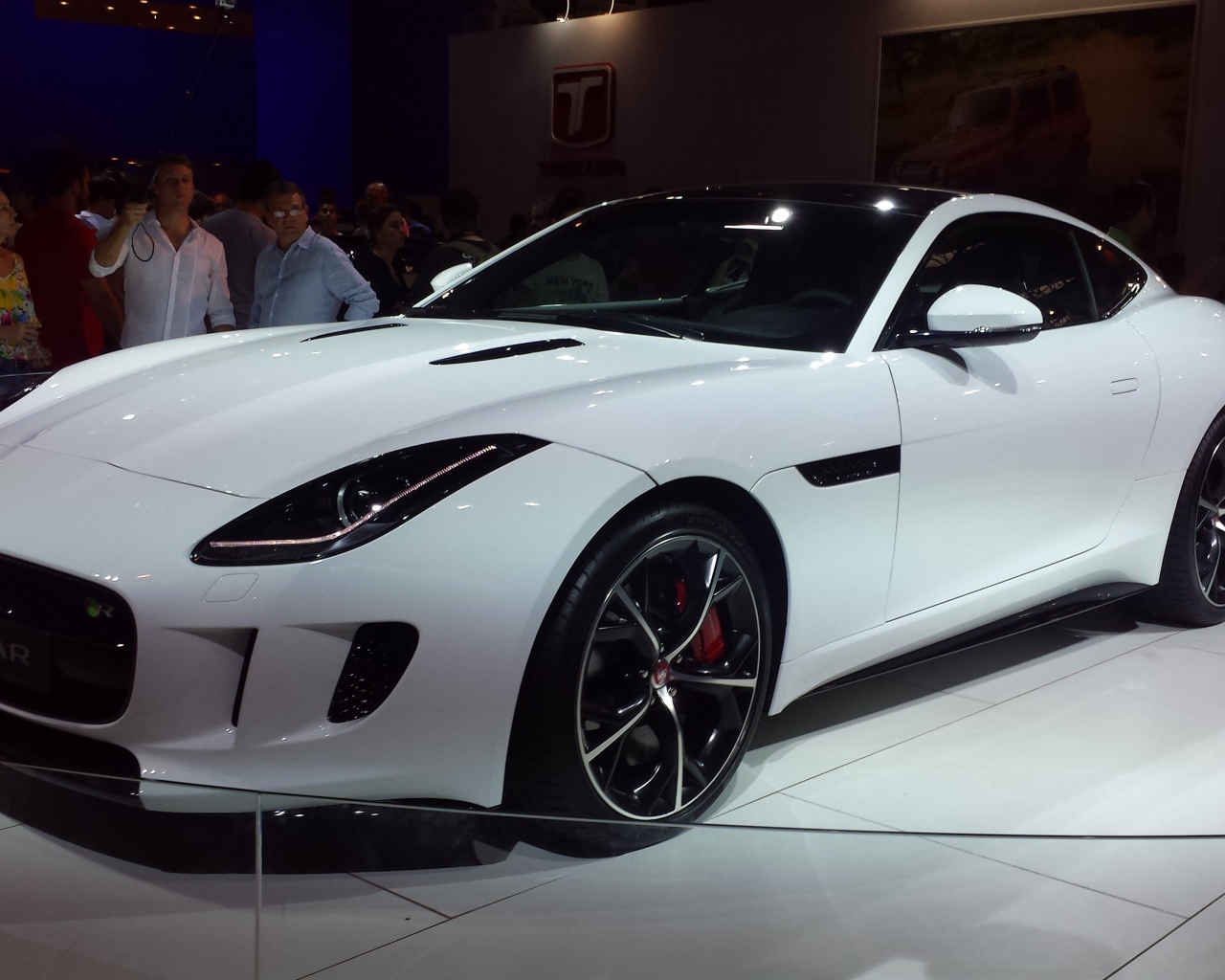 Новый белый Jaguar на выставке