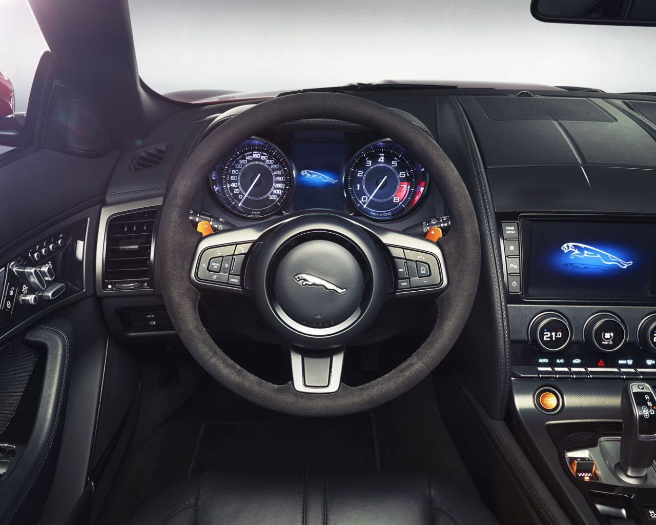 За рулем Jaguar XJ