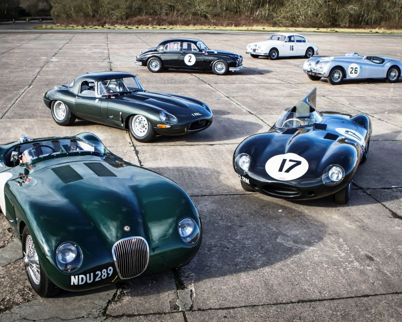 Парад гоночных ретро автомобилей Jaguar E-Type