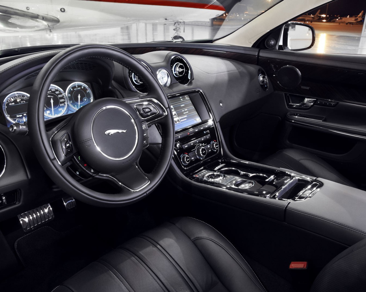 Салон автомобиля Jaguar XJ