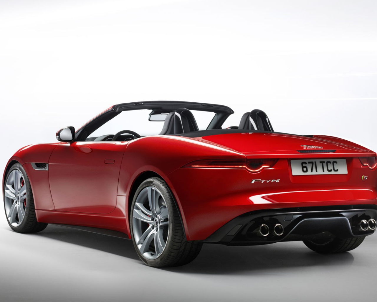 Красный кабриолет Jaguar F-Type