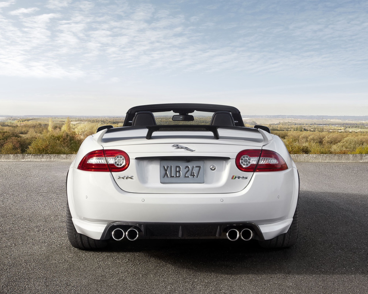 Белый Jaguar XKR на фоне природы