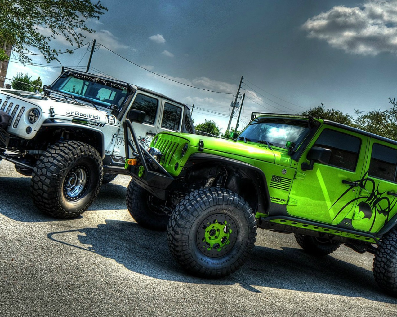 Два автомобиля Jeep Wrangler