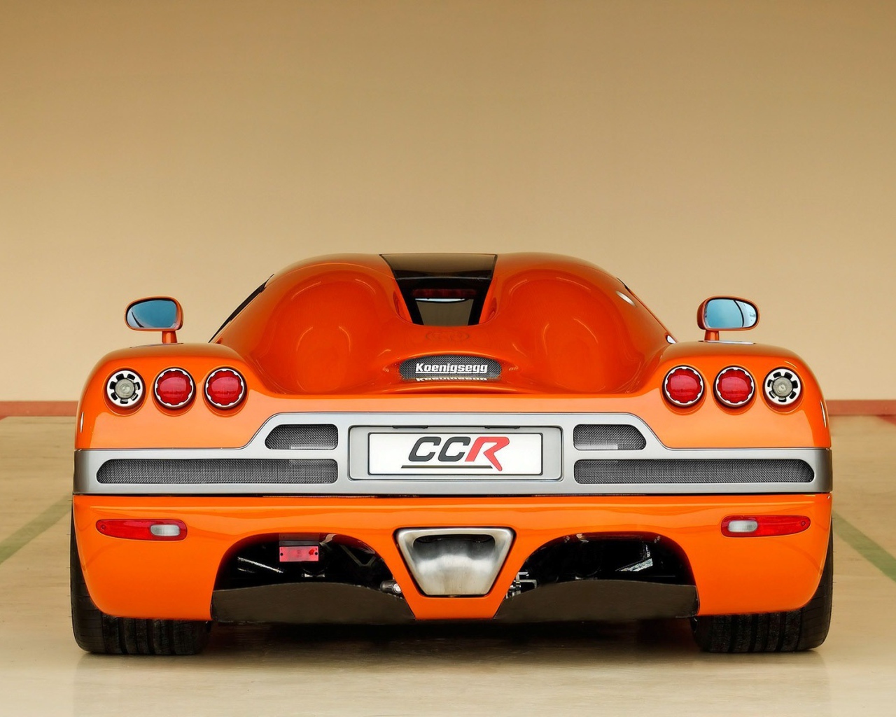 Вид сзади на оранжевый Koenigsegg CCR