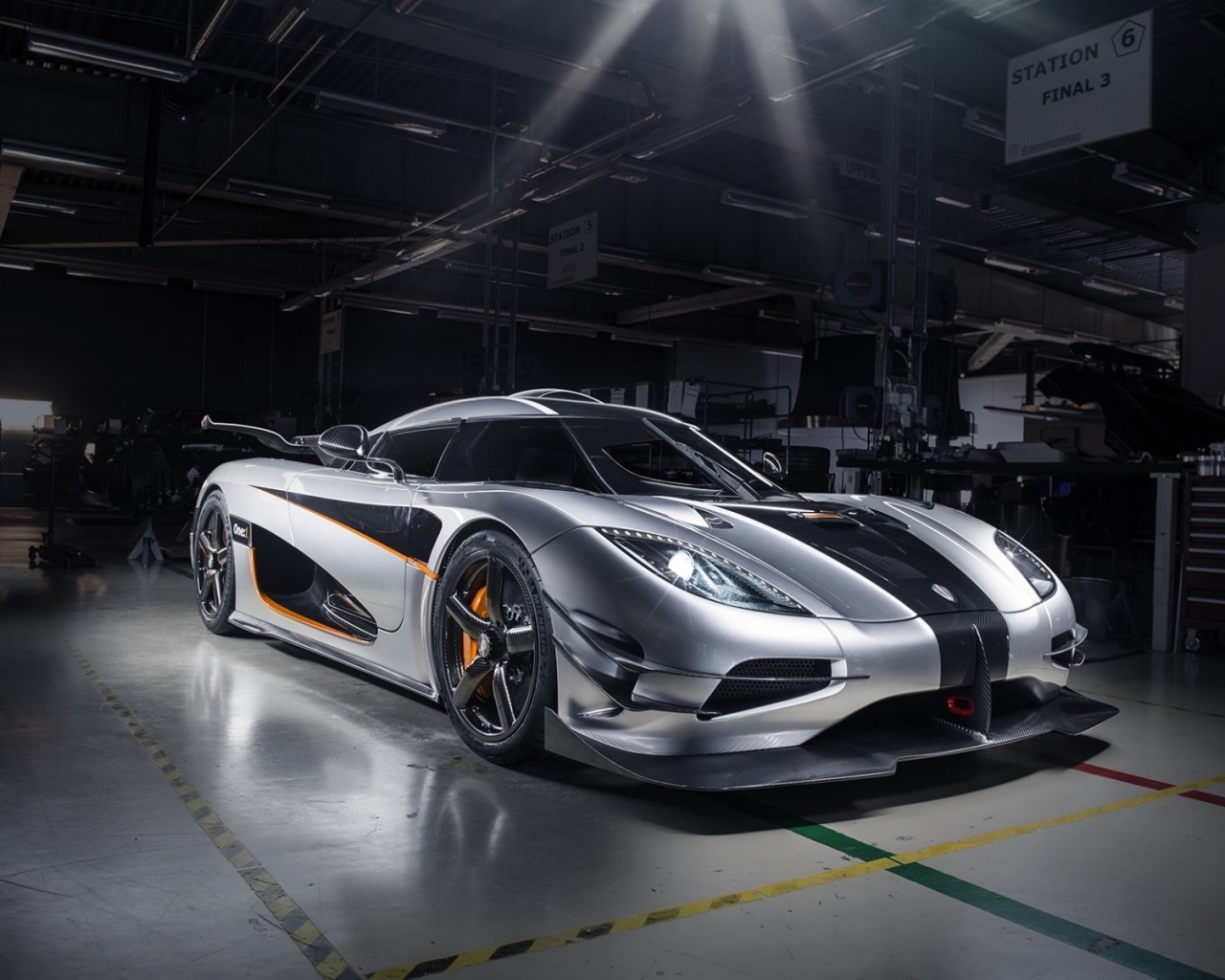 Серебристый Koenigsegg Agera в гараже