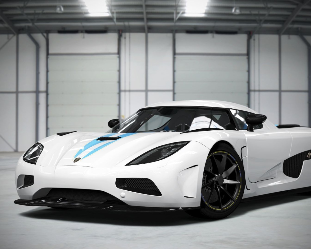 Белый Koenigsegg Agera в ангаре