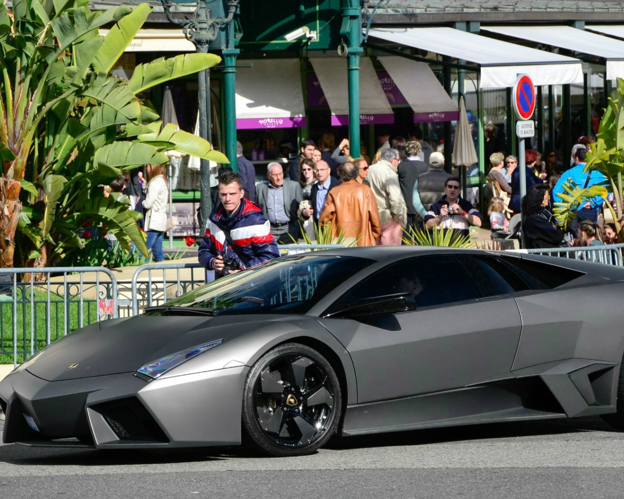 Черный Lamborghini Reventon на улице