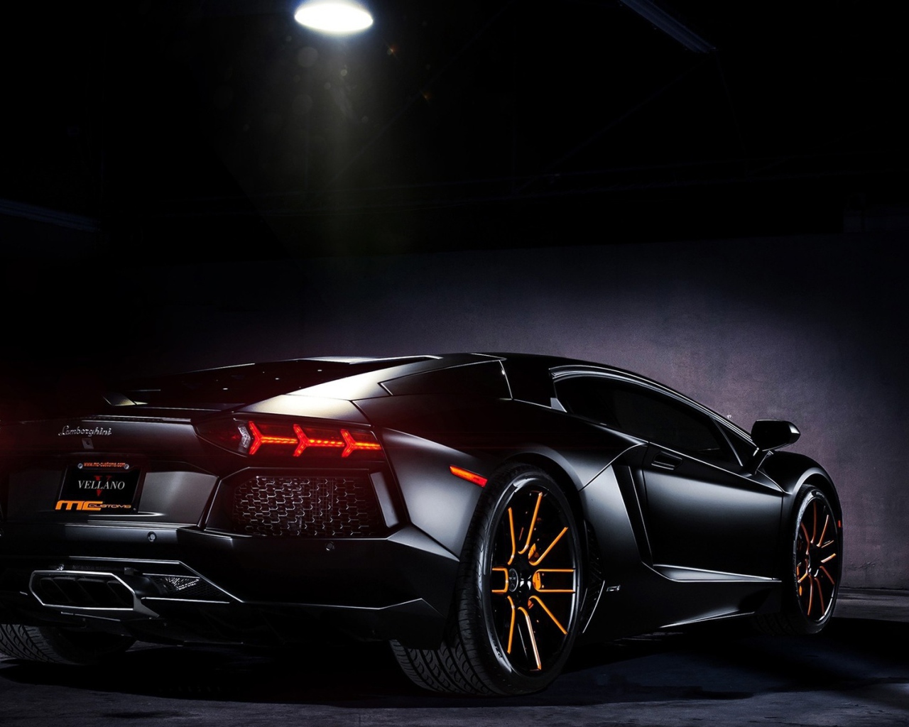 Черный Lamborghini в луче прожектора