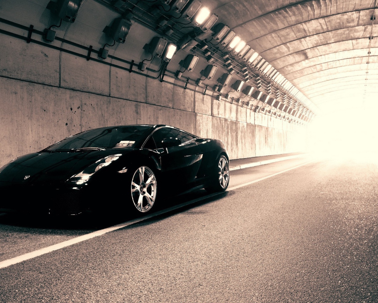 Черный Ламборгини в тоннеле