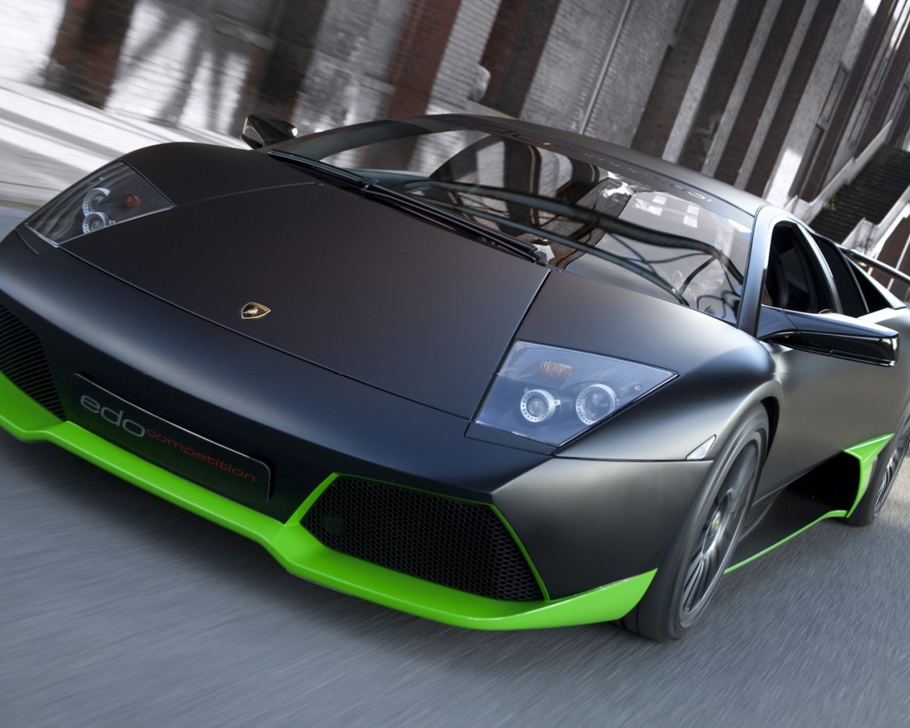 Черный Ламборгини с зеленым ободом