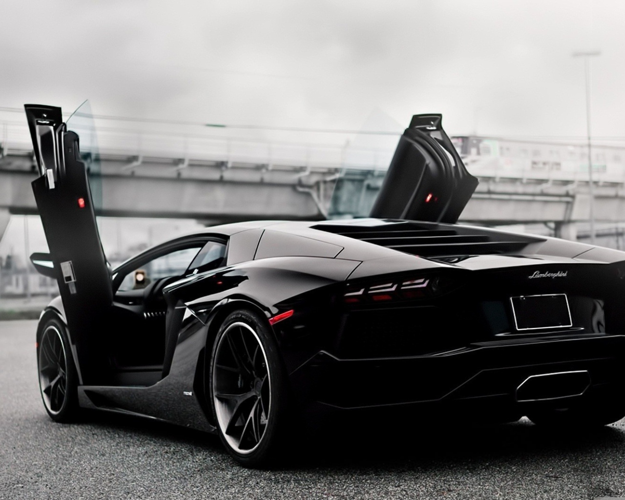 Черный Ламборгини с открытыми дверями