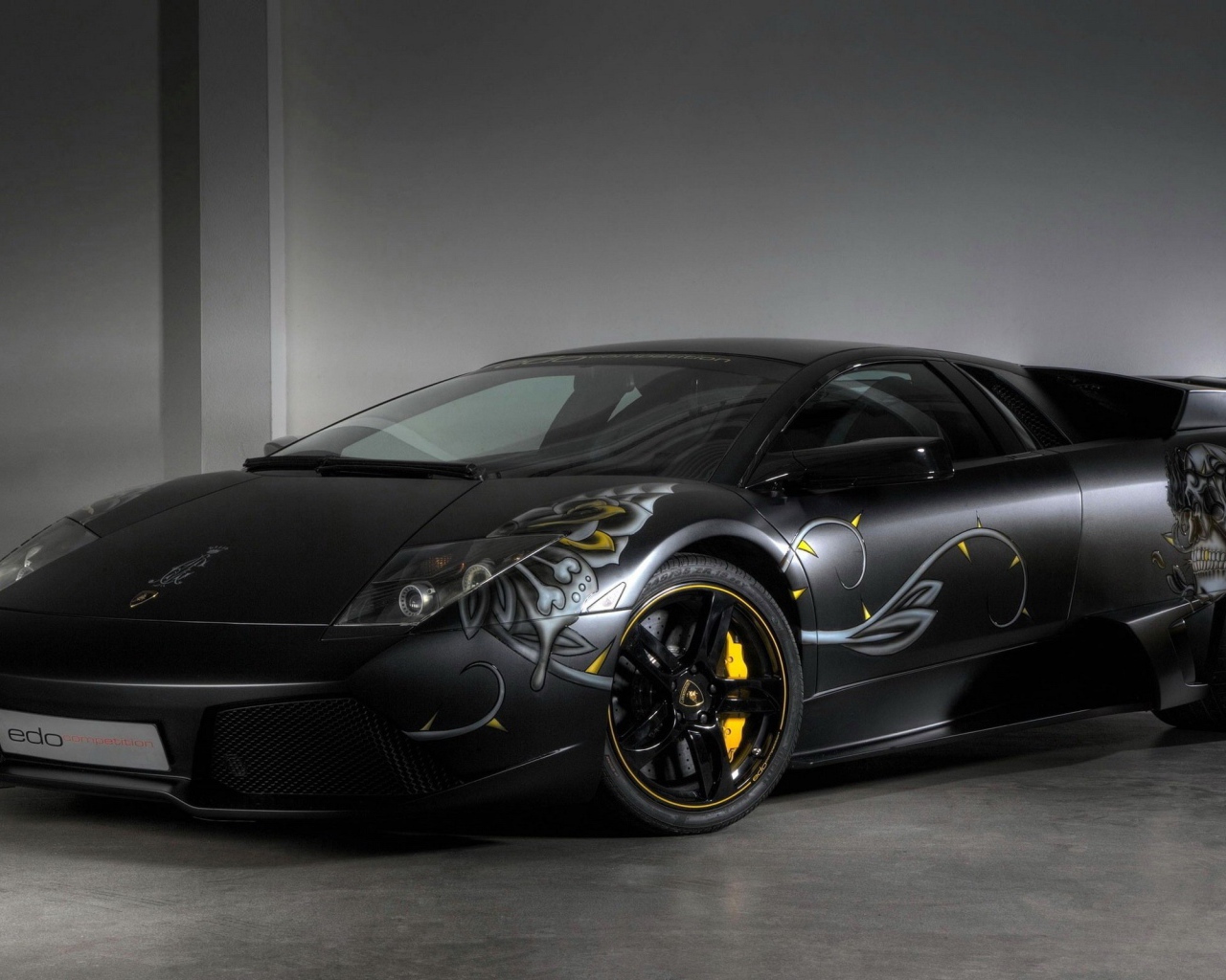 Черный Lamborghini с наклейками