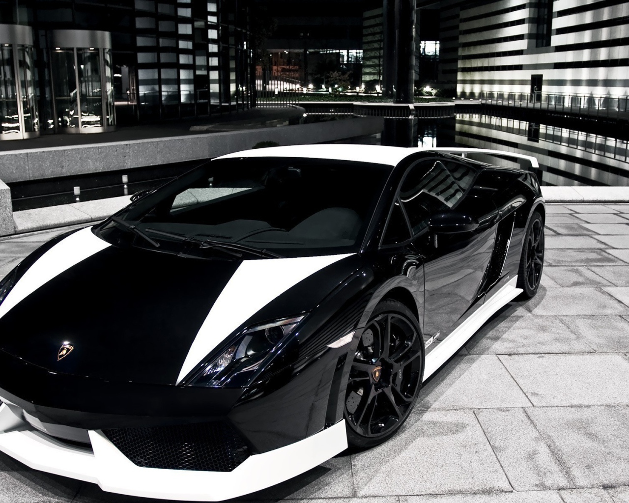 Черно белый Lamborghini в городе