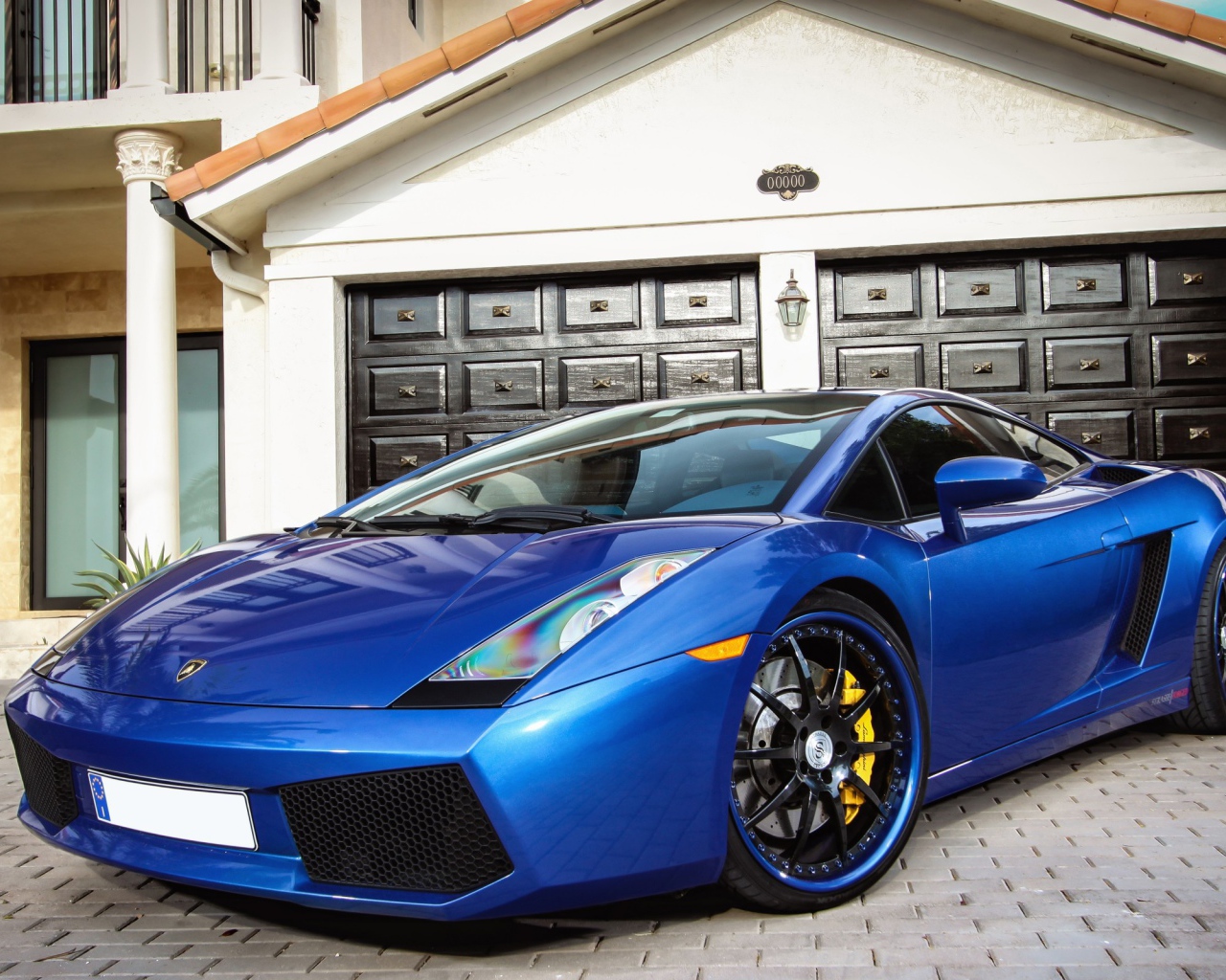 Голубой автомобиль Lamborghini Miura у гаража