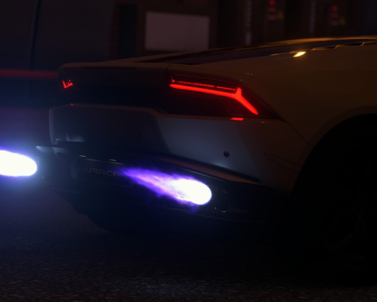 Голубые огоньки выхлопа Ламборгини