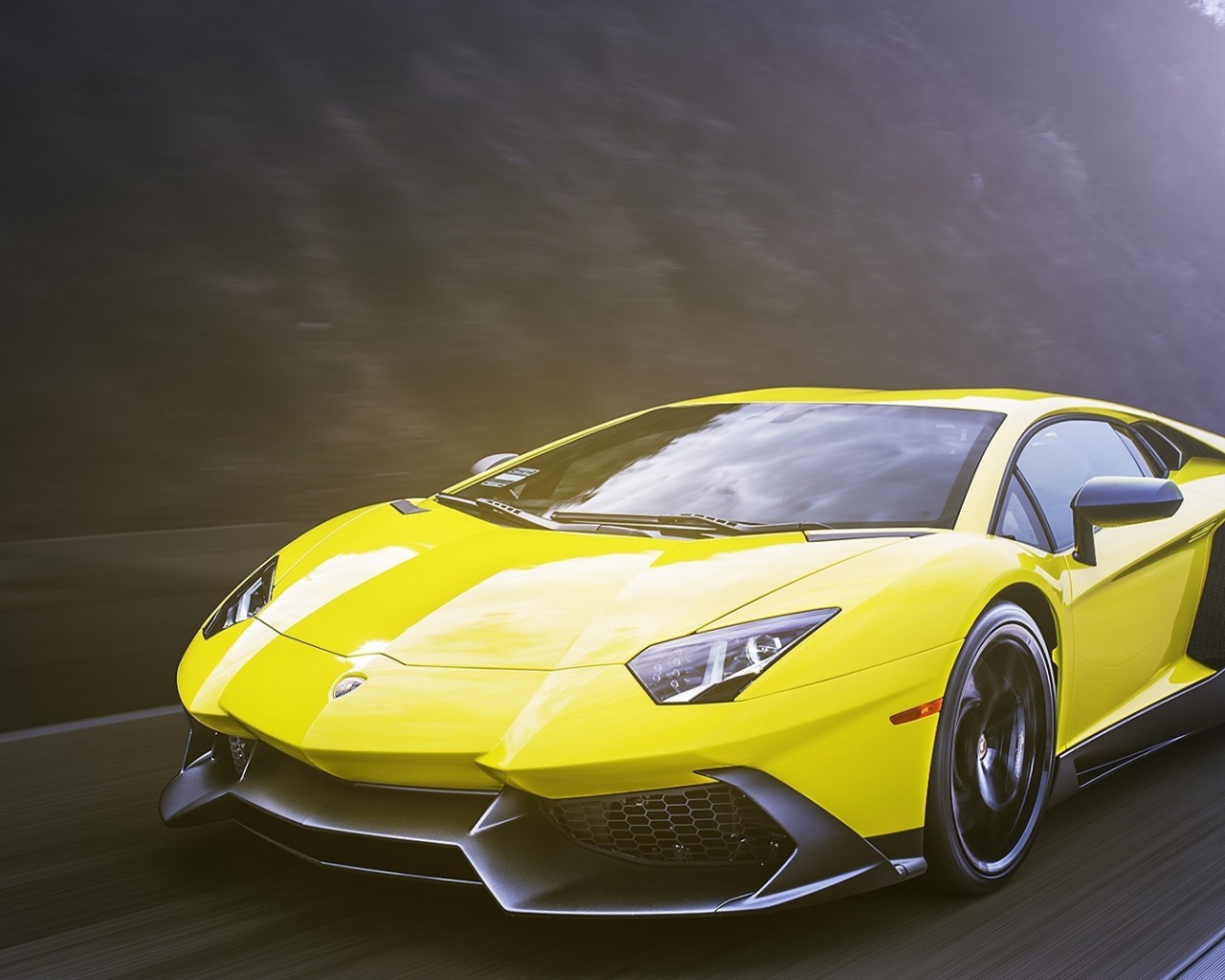 Яркий желтый Ламборгини на шоссе