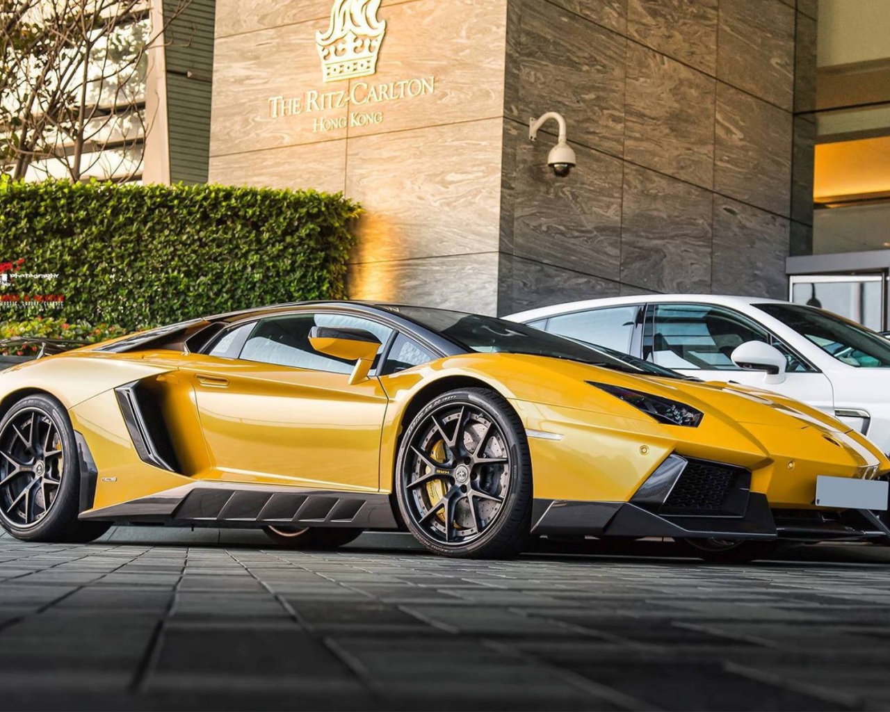 Автомобиль Novitec Torado Lamborghini Aventador NL2 на парковке