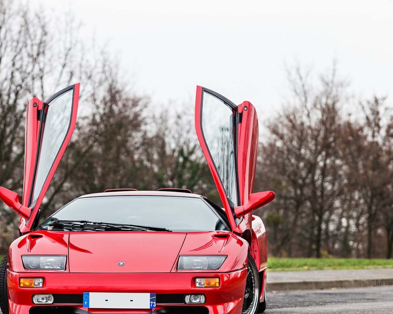 Красный Ламборигини Diablo с открытыми дверями